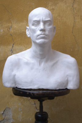 Petr Mucha - studie v plastice - Portrét mladého muže - 2012 - 50 x 40 x 35cm - sádra - anfas