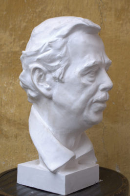 Petr Mucha - portrait plastic - Václav Havel - 2012 - 25 x 25 x 50cm - plaster - front right semi profile