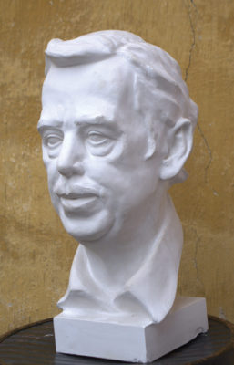 Petr Mucha - portrait plastic - Václav Havel - 2012 - 25 x 25 x 50cm - plaster - front left semi profile